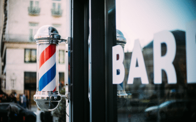 Technologie et Coiffure : Intégrer les Écrans Miroirs et la Connectivité dans la Rénovation de Votre Salon (L&rsquo;Expérience Client 3.0)